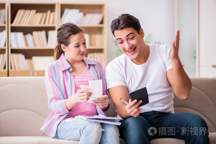 年轻的家庭讨论家庭理财