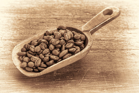 咖啡豆在复古色调的独家新闻图片