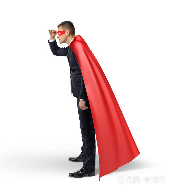 一个商人在超人披风和面具在侧视图中远眺