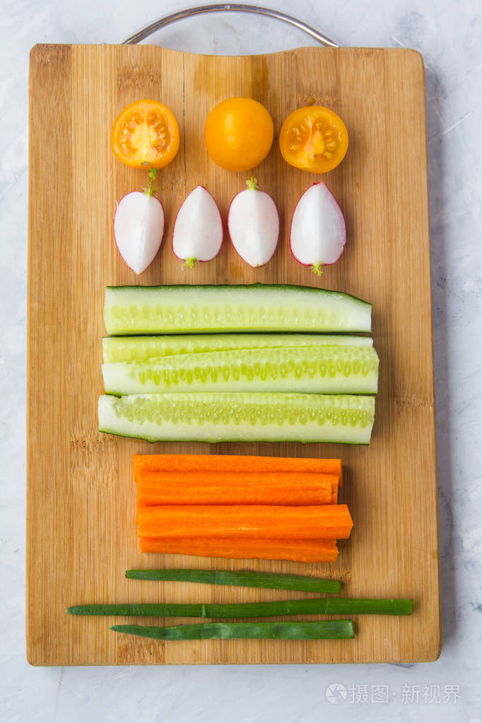 西红柿, 黄瓜, 萝卜, 胡萝卜,切成块的谎言上窝