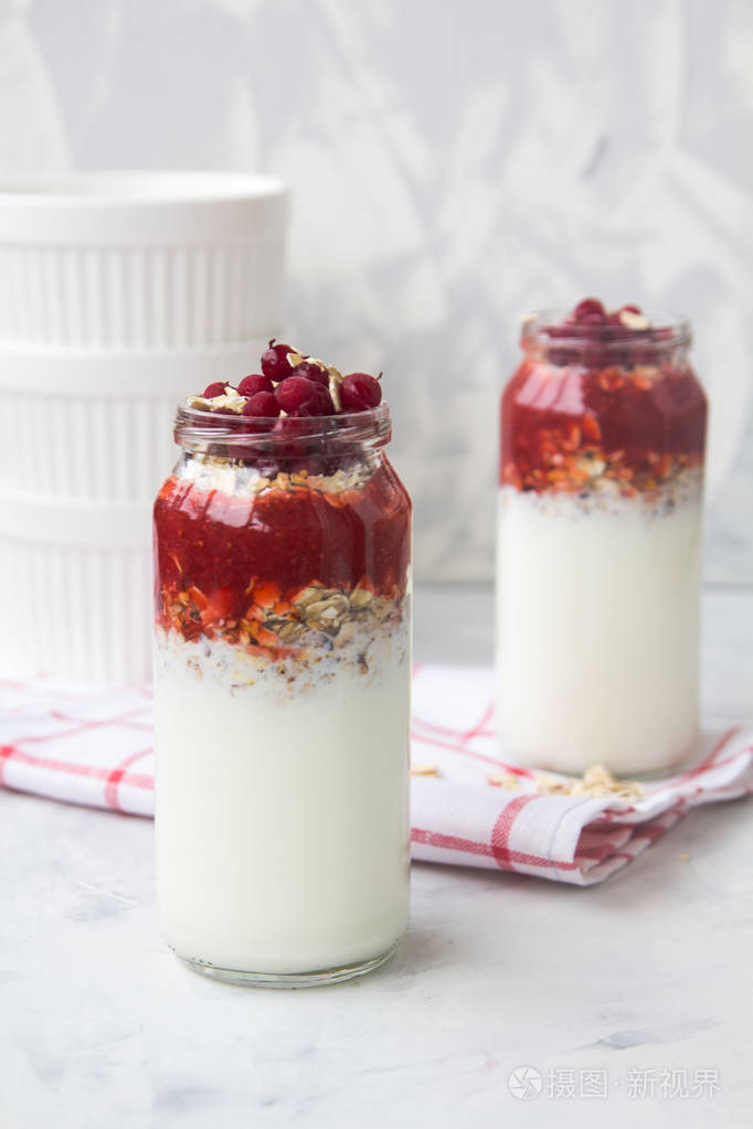 与酸奶果酱和麦片罐主要服务于早餐
