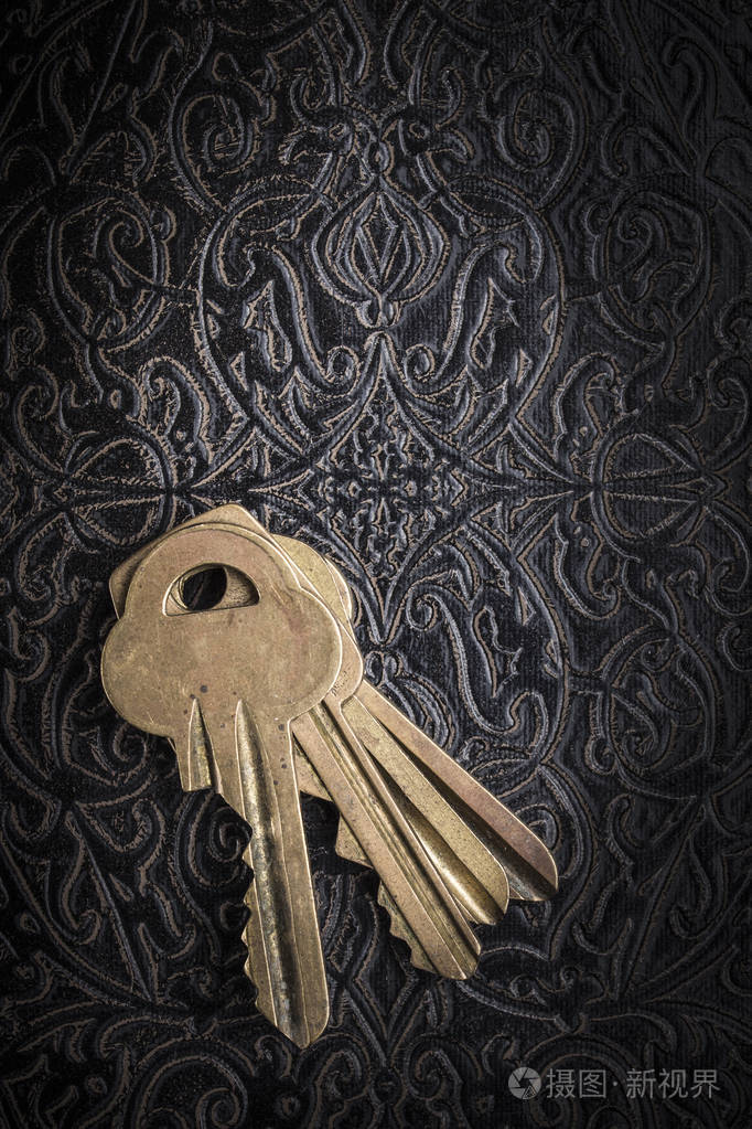 旧钥匙上深色的木质背景