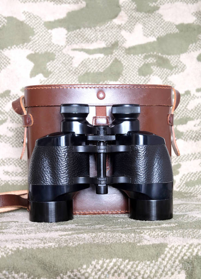 老式porro棱镜黑色军用望远镜带伪装外壳