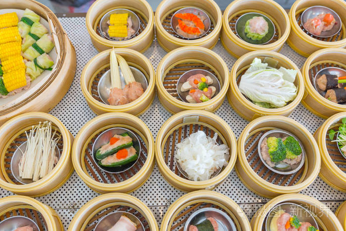 点心或太暗的总和中国菜风格蒸制食物在竹堆栈菜