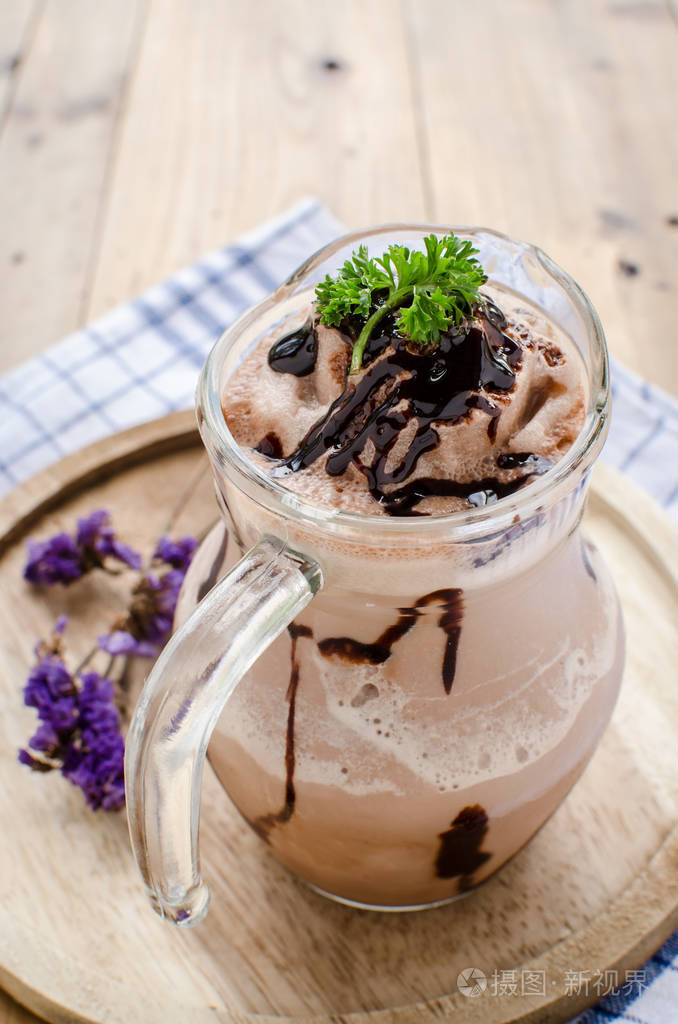 与巧克力装饰可可冰沙