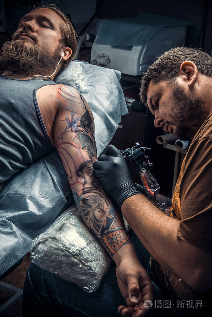 显示过程的纹身在纹身店的纹身大师