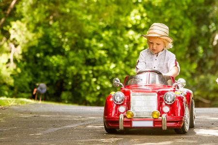 儿童男孩驾驶玩具车图片