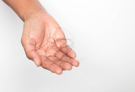 生气的女人握着头发的刷子脱发问题的女人成熟的女人,用画笔关心关于