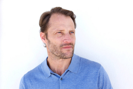 张严肃的脸的家伙照片