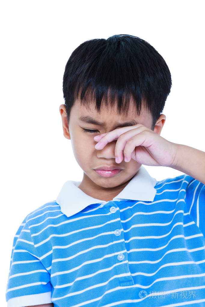 特写的亚洲孩子难过和哭泣.白色背景上孤立