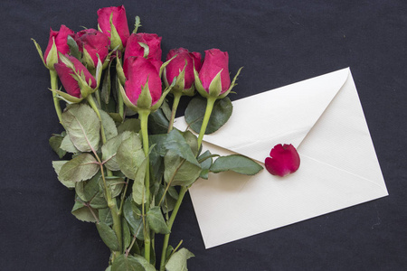 束红玫瑰花与信封图片