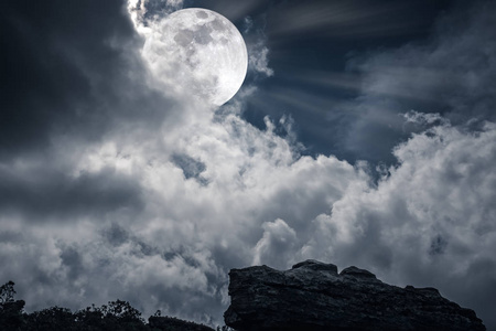 博尔德云与美丽满月夜晚的天空图片