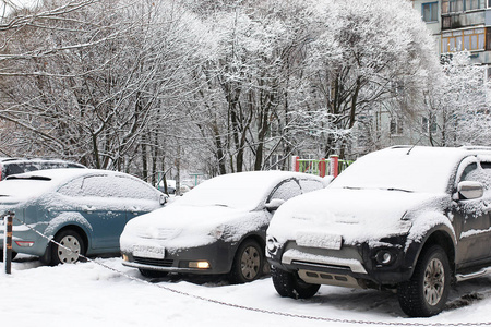 汽车在冬天的早晨与积雪覆盖图片