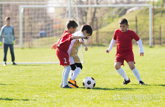 孩子足球足球场儿童球员比赛