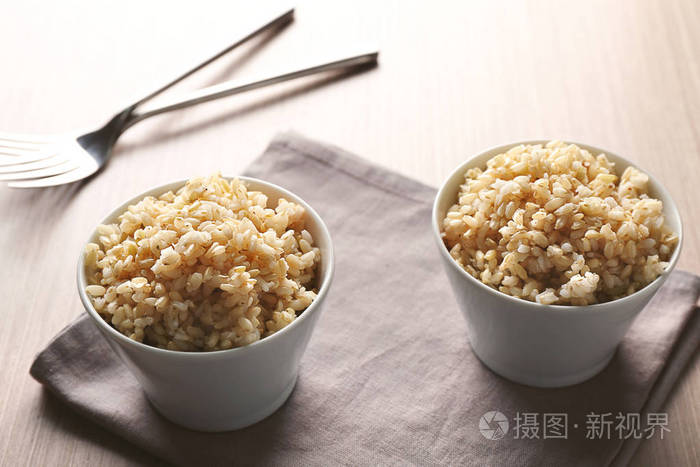 两碗糙米饭