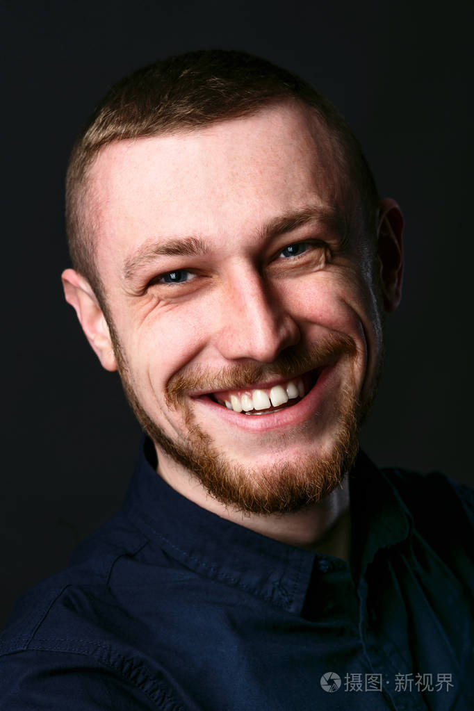 深蓝色的眼睛的男人