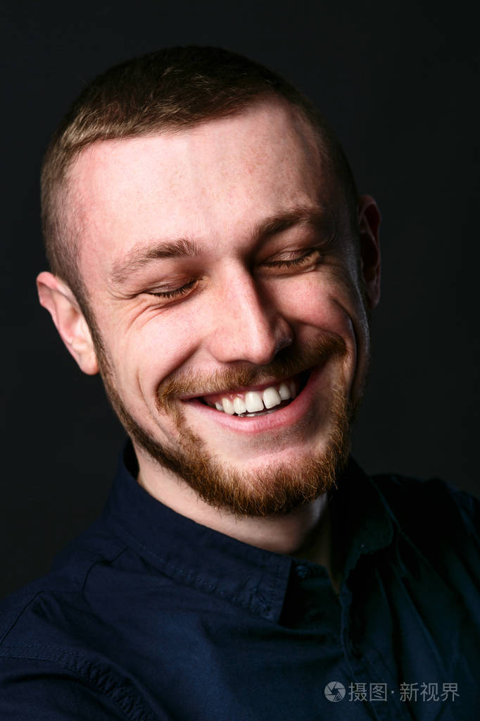 男子闭上眼睛微笑