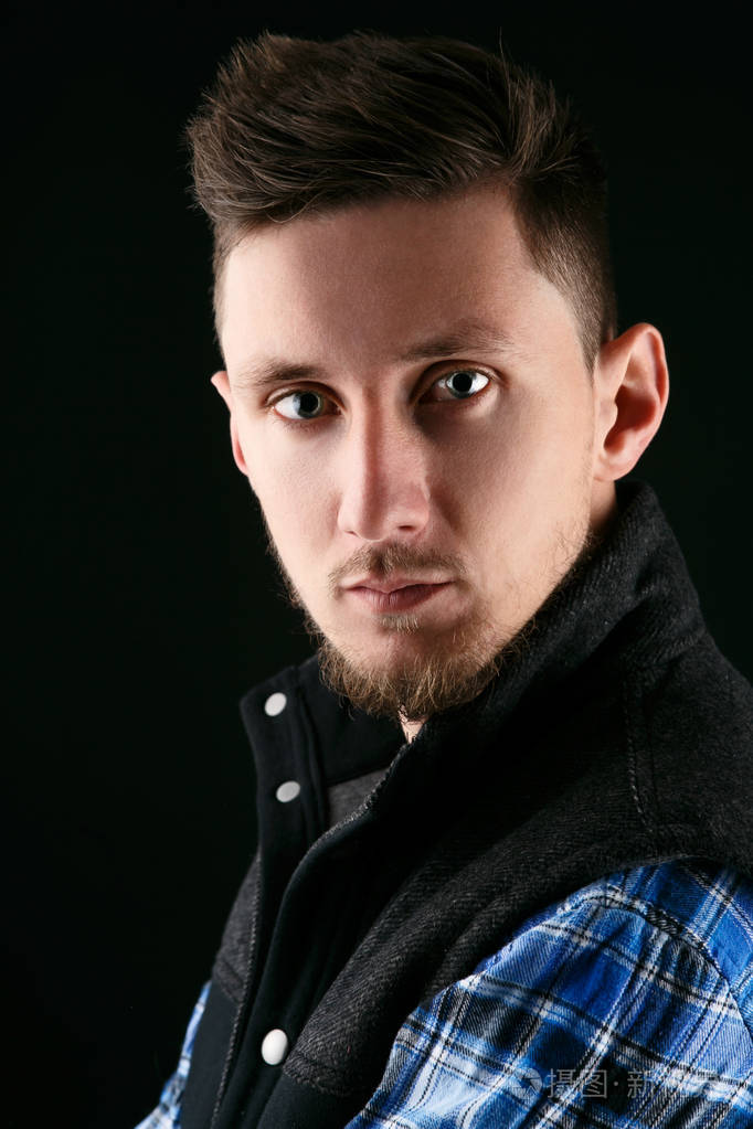 年轻人与暗金色的头发