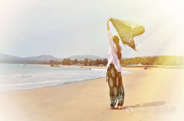 阿古达海滩上放松的年轻女人