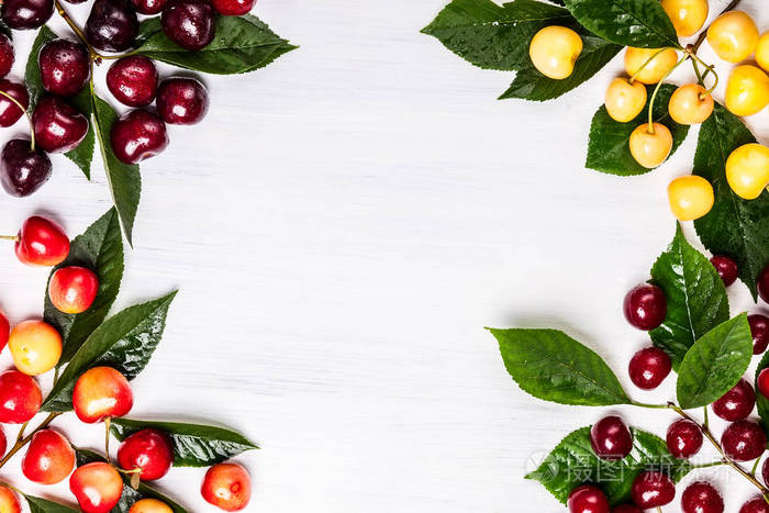 新鲜的樱桃,绿色的叶子