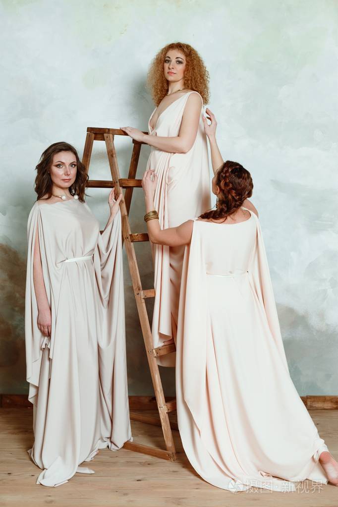 在古希腊风格的衣服的妇女