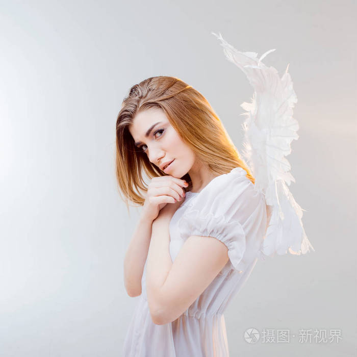 在白色翅膀的天使形象年轻, 精彩的金发女郎照片-正版商用图片1rtu0d
