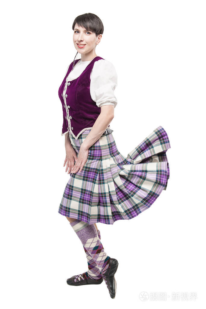 在苏格兰舞蹈服装的年轻女子