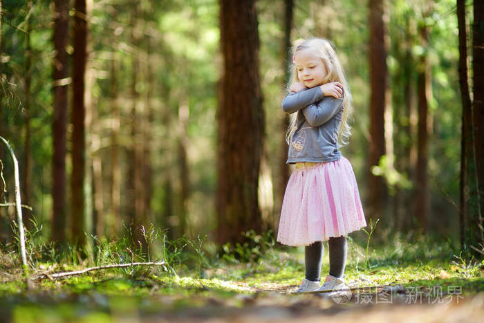 在森林里的小女孩