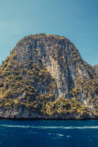 悬崖和泰国清澈的海皮皮岛群岛图片