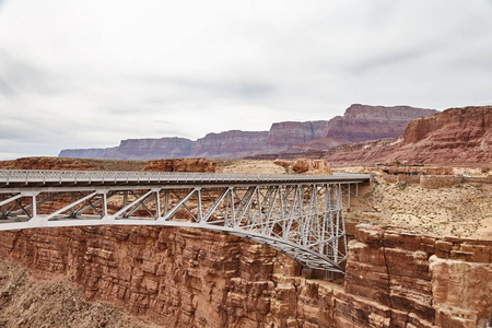 的美丽纳瓦霍人穿越可可西里无人区; 在大峡谷,亚利桑那州,美国照片