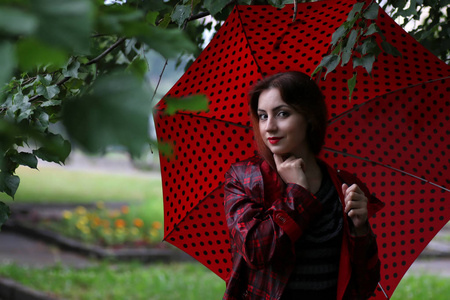 一件雨衣和一把雨伞的女人图片