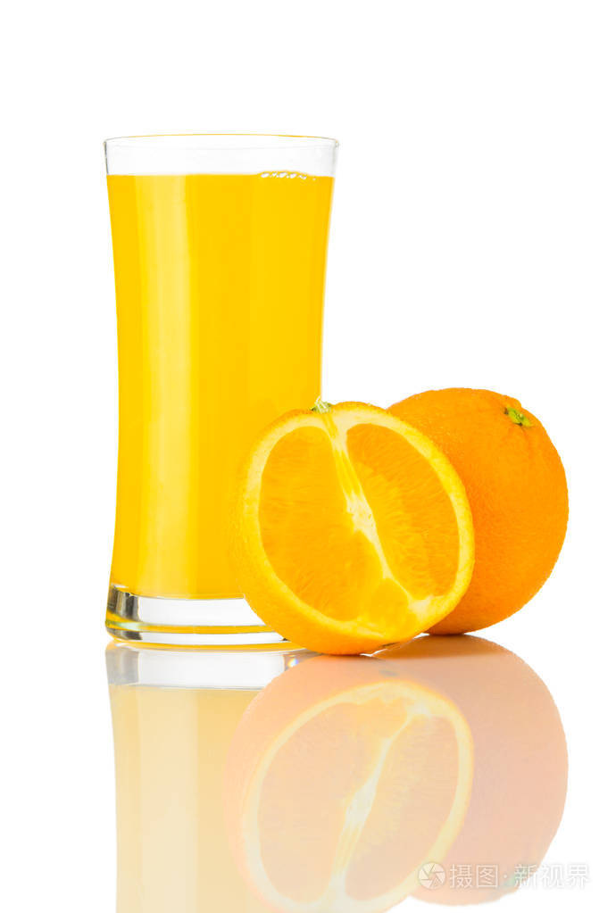 白色的鲜榨的橙汁饮料