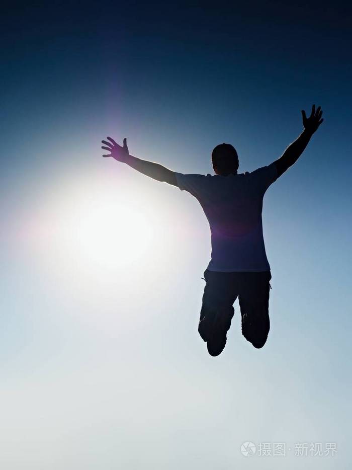 人在空中飞蓝色的toned效果男人用手落下了