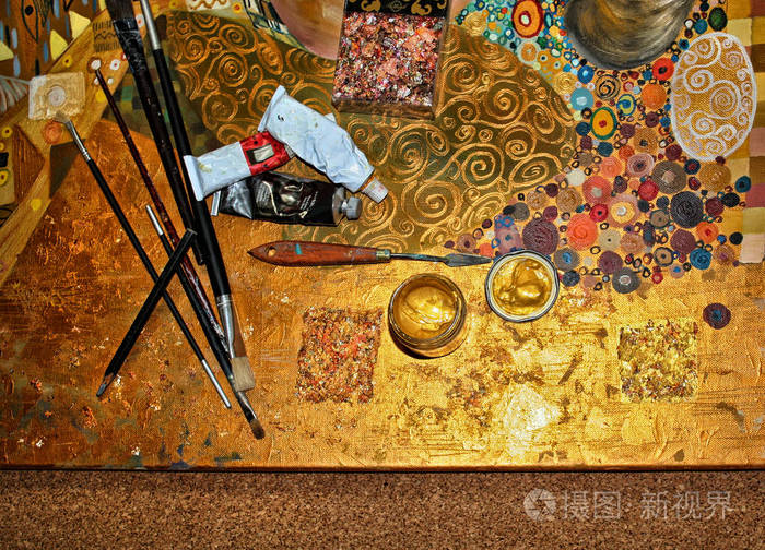画画布调色板画笔和油画颜料管画家的工作地方艺术概念
