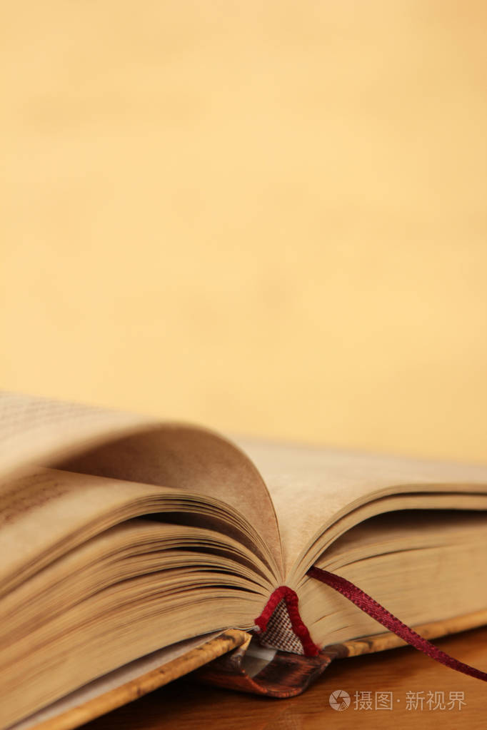 移动的书页特写