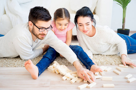 爱玩积木的孩子图片