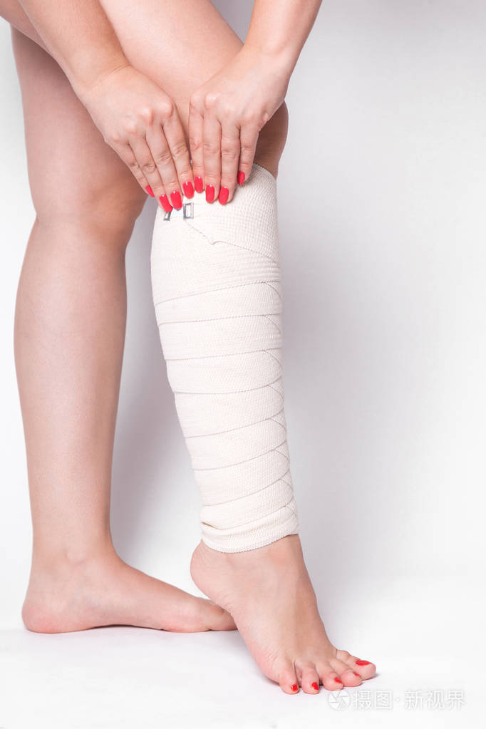 用弹性绷带的腿上的女孩