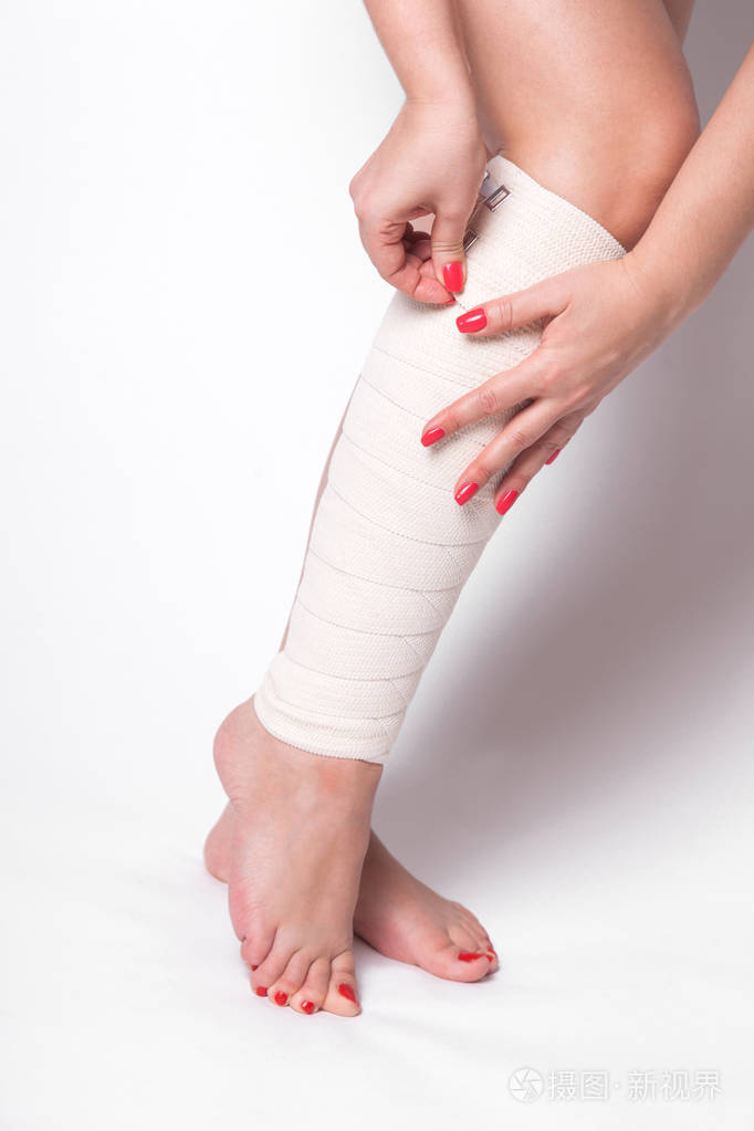 用弹性绷带的腿上的女孩