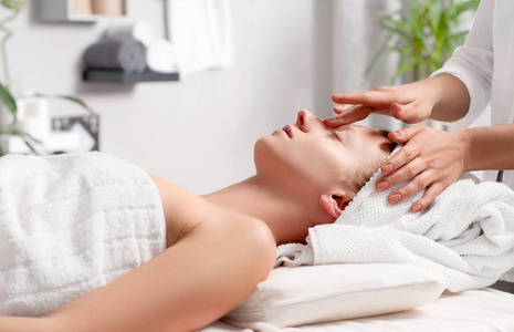 美丽的年轻女子在脸上按摩 spa 沙龙spa 美容的女人的脸的按摩脸部