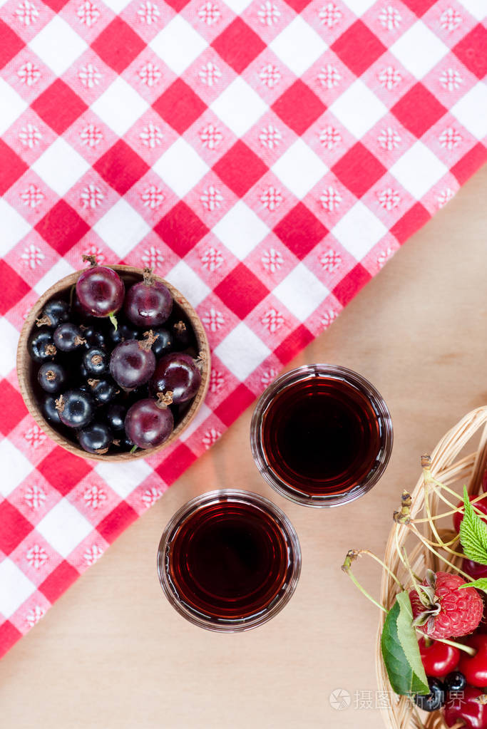 由黑醋栗和红醋栗的自制甜酒