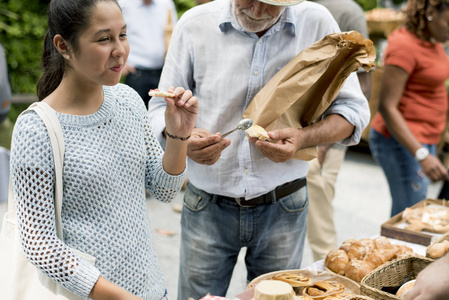 人们在当地的美食节图片