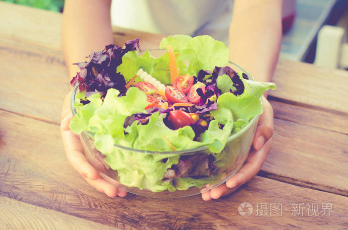 蔬菜沙拉碗和果汁健康饮食概念