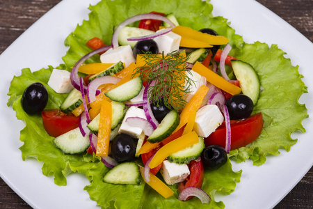 在桌子上的新鲜蔬菜希腊沙拉图片