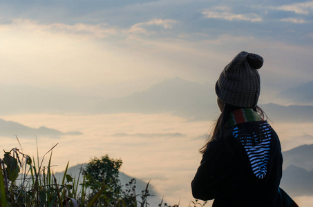时髦女孩喜欢看山顶日出照片
