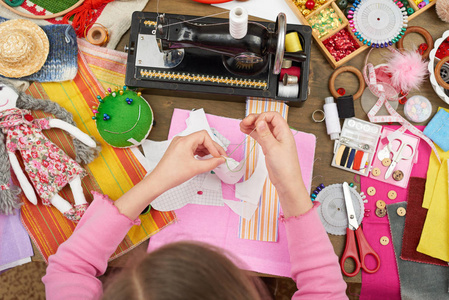 水果做手工娃娃女孩缝娃娃的衣服,顶视图,缝纫配件顶视图,裁缝工作