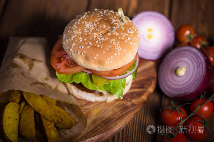 大开胃汉堡牛肉土豆和奶酪在木质表面上