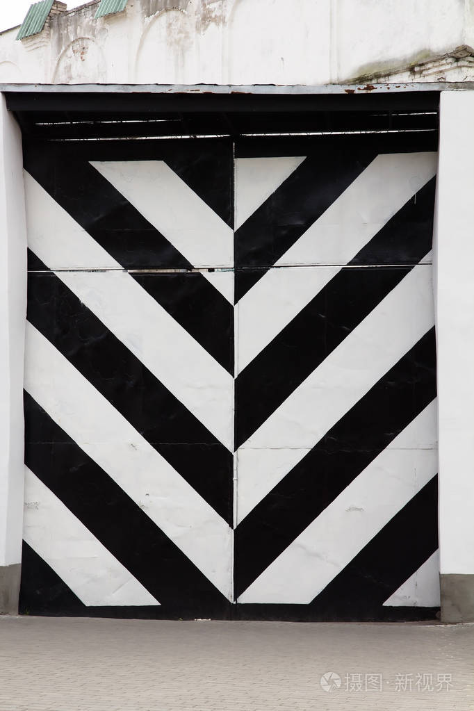 黑色和白色条纹金属门关