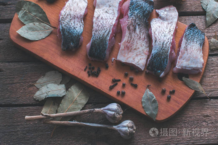 生鱼烹饪香料上木制的背景