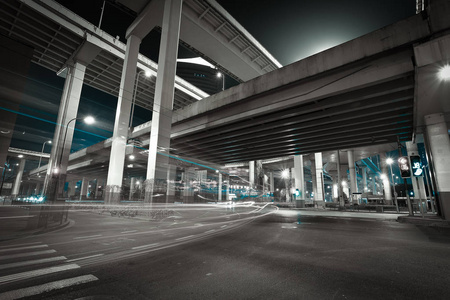 城市道路立交高架桥的夜景图片