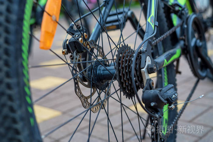 从山地自行车后轮轮卡带